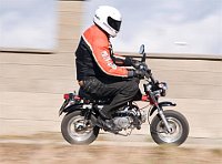 Журналист и путешественник Ярослав Шима и его миниатюрный мотоцикл «Хонда» Monkey (Фото: официальный Facebook проекта В Африку на «обезьяне» / Na opici do Afriky)