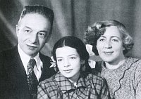 Эрнест Кольман с супругой Екатериной (справа) и дочкой Адой