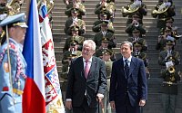 Президент Милош Земан и министр обороны Мартин Стропницкий (Фото: ЧТК)
