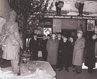 Выставка «Советский рай» в Праге, 1942 г. (фото из коллекции Ярослава Чванчары). Выставку посетили также генеральный директор издательства Орбис Франц Рудл, президент Эмиль Гаха и министр образования Эмануел Моравец.