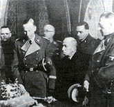 Рейнхард Гейдрих (слева) просматривает королевские регалии