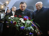 Петр Нечас и Вацлав Клаус отправились к мемориальной доске на Национальном проспекте (Фото: ЧТК)