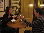 Оля с Кристиной в ресторане Малостранской беседы (Фото: Архив Чешского радио - Радио Прага)
