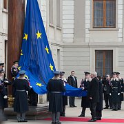 В Пражском граде по инициативе Земана развевается флаг Евросоюза (Фото: Пресс-сервис Пражского градаэ)