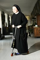Сестра Магдалена ездит по коридорам монастыря на самокате (Фото: Novinky, Михаэла Фойерзлова)