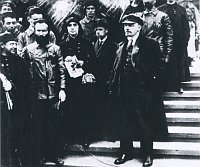 Эрнест Кольман (первый слева в центре) с Лениным, 1919 г.