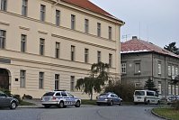 Школа в Раковнике, в которой ученик напал на учительницу (Фото: ЧТК)