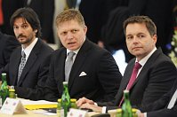 Члены словацкого правительства. Слева: Роберт Калиньяк, Роберт Фицо, Петер Кажимир (Фото: ЧТК)
